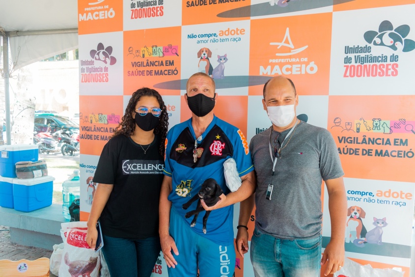 Carlos André Teixeira foi a primeira pessoa a adotar um animalzinho na última feira de adoção de 2021. Foto: Bruno Wesley/Ascom SMS
