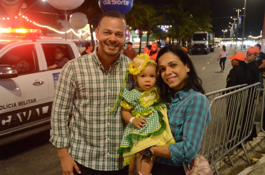 Os advogados Daniel e Alessandra Porto são de Salvador/BA e aproveitam o São João Massayó 2026 com a filha Alice, de 1 ano e 10 meses; casal destacou a sensação de segurança do evento. Foto: Beto Macário/Secom Maceió