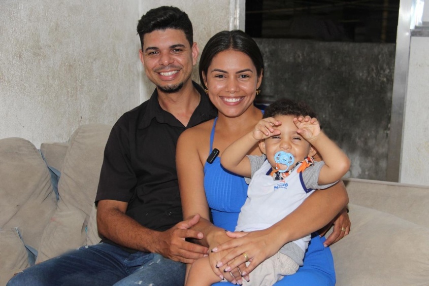 Rosaliana Araújo com esposo e o filho Théo, 3 anos. Foto: Neno Canuto/ Secom Maceió