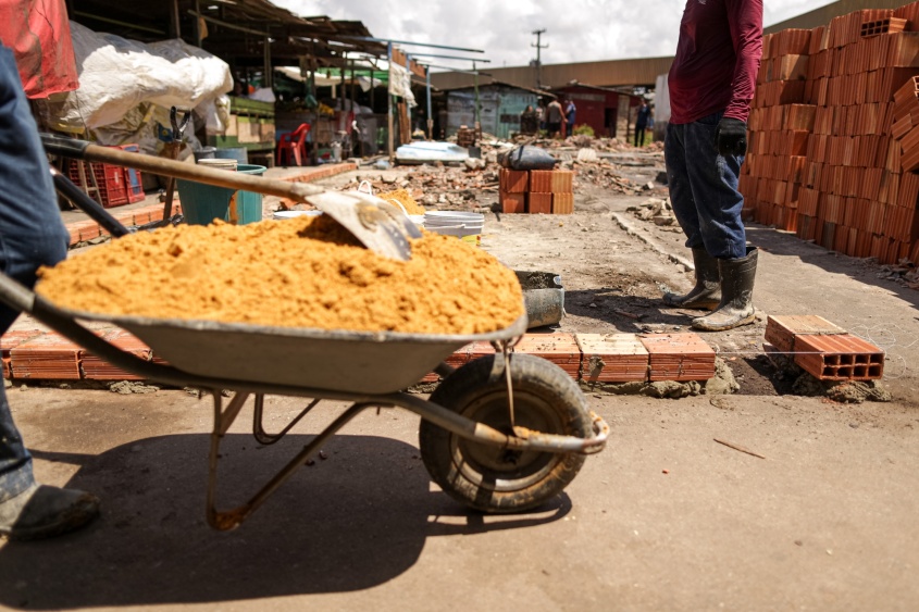 Trabalho de reconstrução das barracas no entorno do Mercado da Produção. Foto: Allison Frazão/Secom Maceió