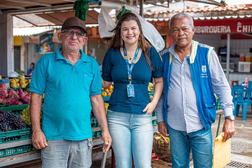 Comerciante João Aleixo, secretária-adjunta Ríssia Rodrigues e o administrador do mercado e feira do Jacintinho, Beto (Foto: Célio Júnior/Secom Maceió)