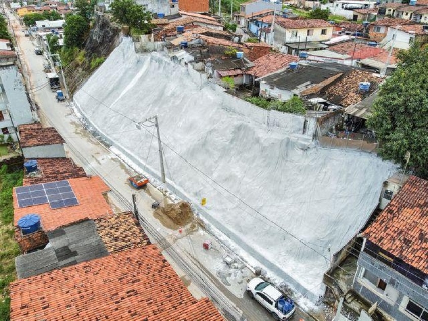 Encosta de Cruz das Almas recebe proteção com geocomposto. Foto: Júnior Bertoldo.