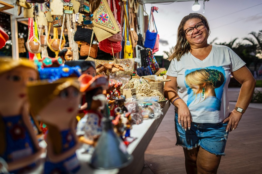Aline Barros vende produtos artesanais na Vila de Páscoa. Foto: Alisson Frazão/ Secom Maceió