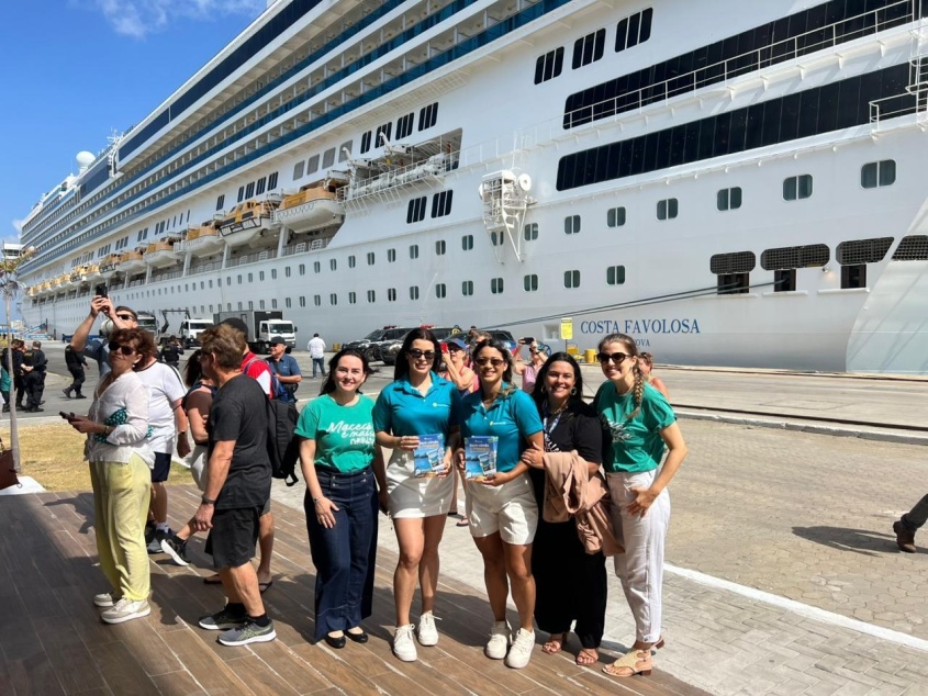 Equipe Semtur e Roda Maceió na recepção dos turistas. Foto: Ascom Semtur