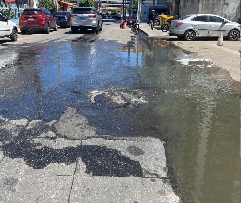 Extravasamento de esgoto no bairro Jatiúca. Foto: Ascom Sedet