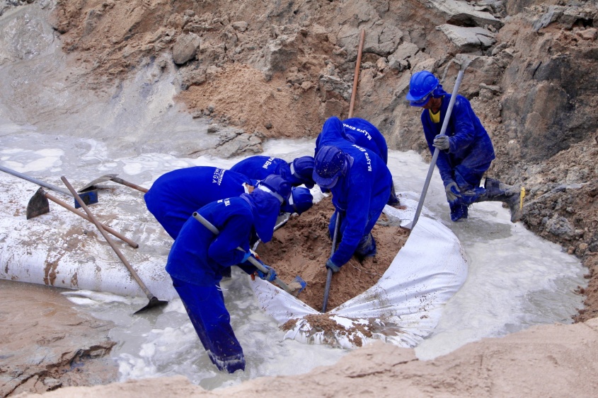 Sacos de areia estão sendo aplicados na Jatiúca e funcionam como dissipadores da força do mar, evitando maiores impactos na área costeira. Foto: Wilma Andrade/Ascom Seminfra