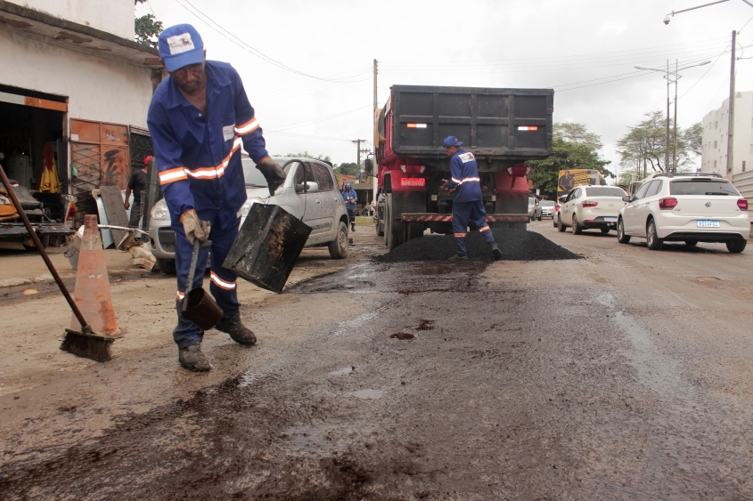 Serviço de tapa-buraco em execução no Dique Estrada. Foto: Wilma Andrade/Ascom Seminfra