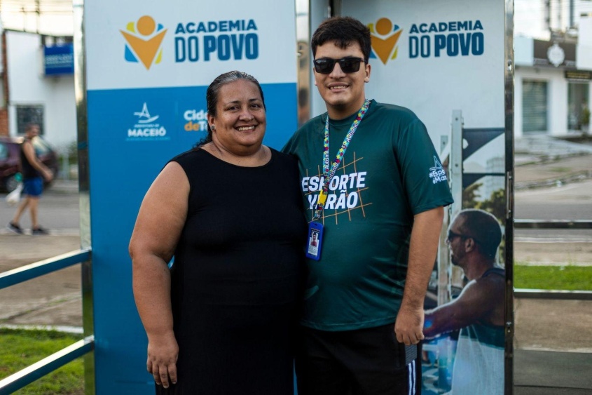 Dilson e sua mãe, Leila Tenório, frequentam a academia do José Tenório e consolidaram a prática esportiva como parte essencial em suas rotinas. Foto: Itawi Alburquerque/Secom.