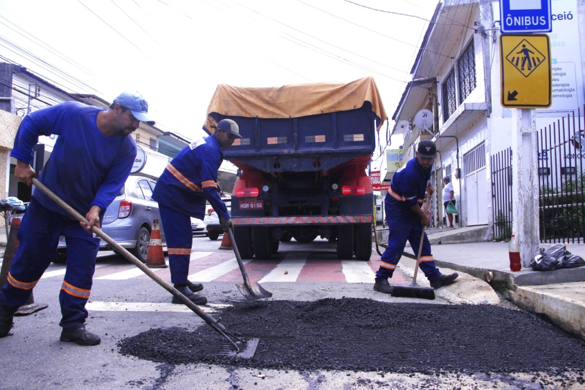 Equipe de Manutenção de Vias em ação no bairro Bebedouro. Foto: Wilma Andrade/Ascom Seminfra