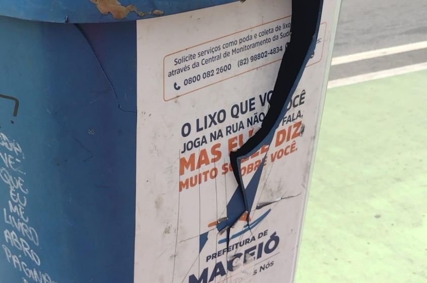 Equipamento destruído pela bomba havia sido instalado há poucos dias pela Autarquia de Limpeza Urbana de Maceió. Foto: Alexandre Vieira/Ascom Alurb