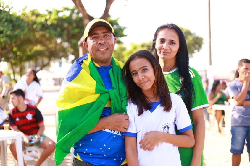 Família de sr. Roberto curtiu o show e a transmissão do jogo do Brasil na Praça Padre Cícero, no Benedito Bentes. Foto: Micael Oliveira / Secom Maceió