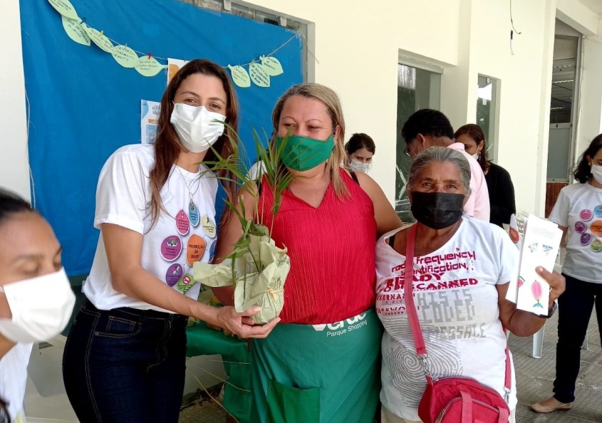 Gerente de Promoção e Educação em Saúde, Adriana Paffer, distribuiu mudas de plantas. Foto: divulgação GPES