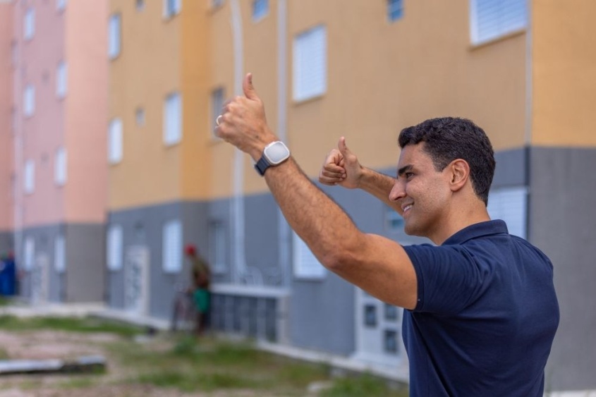 Prefeito JHC visita uma das obras de novas moradias entregues. Foto: Itawi Albuquerque