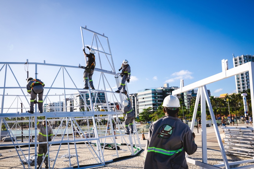 Símbolo natalino será o primeiro a ser instalado e dará início à programação do Natal 2025. Foto: Jonathan Lins/Secom Maceió