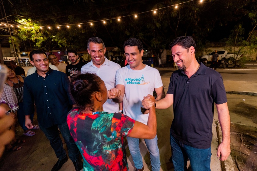 Junto ao prefeito JHC, senador Rodrigo Cunha também elogiou a estrutura montada no Forró no Biu e dialogou com comerciantes informais e frequentadores da festa. Foto: Edvan Ferreira / Secom Maceió