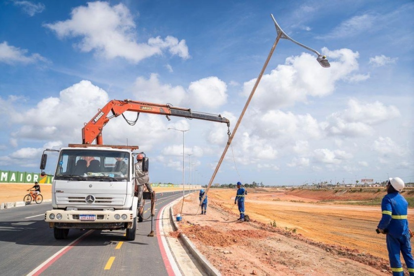 Poste sendo instalado na Avenida Marília Mendonça. Foto: Gabriel Stewart/Ascom Ilumina