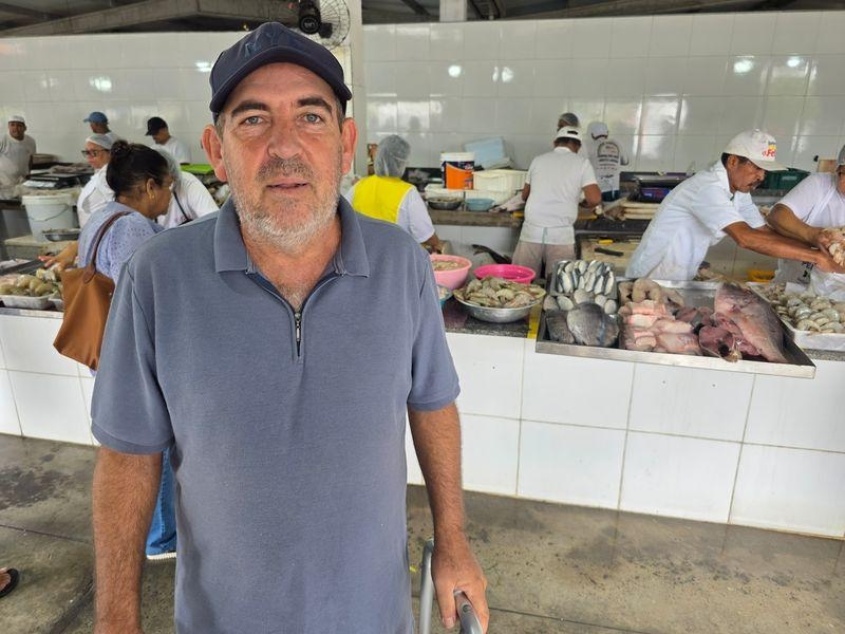 Mesmo com um problema no fêmur e no baço, George não pensou duas vezes: veio até Maceió garantir o pescado para o almoço em família. Foto: Beto Macário/ Secom Maceió