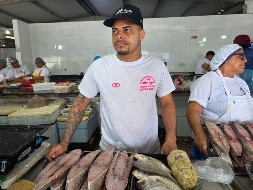 Vendedores comemoram o aumento de vendas para o feriadão. Foto: Beto Macário/ Secom Maceió