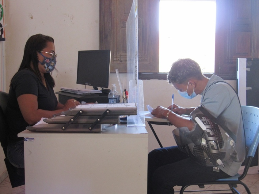 Helvesson Silva atualiza CadÚnico no Cras Bela Vista. Foto: Ascom Semas