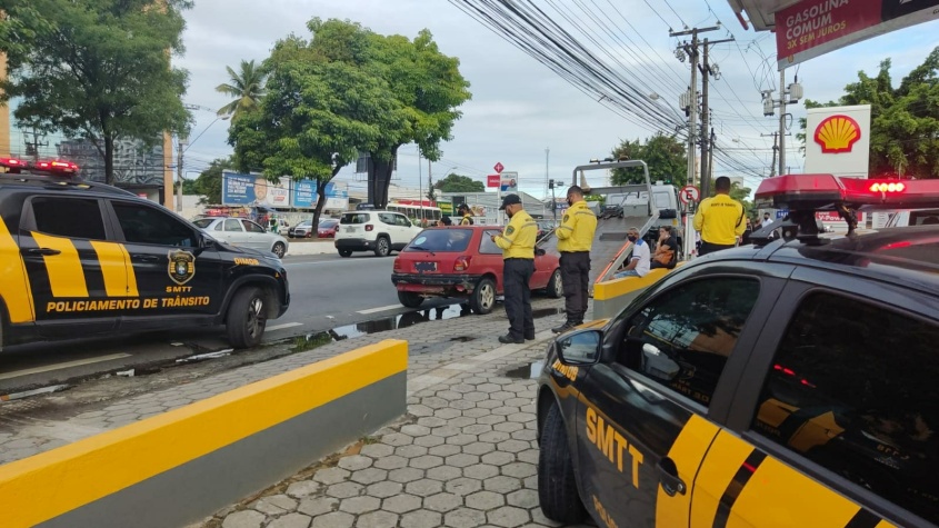 Motorista trafegava pela Av. Fernandes Lima, quando foi abordada. Foto Ascom SMTT.
