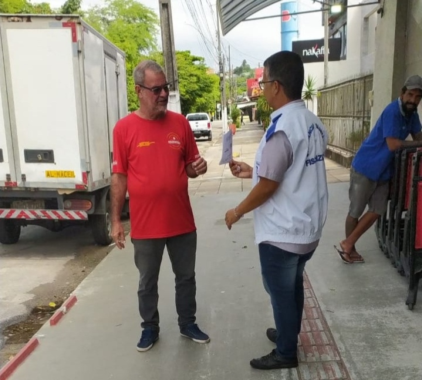 População recebeu panfletos e orientações sobre prevenção e combate ao mosquito. Foto: Visa de Maceió