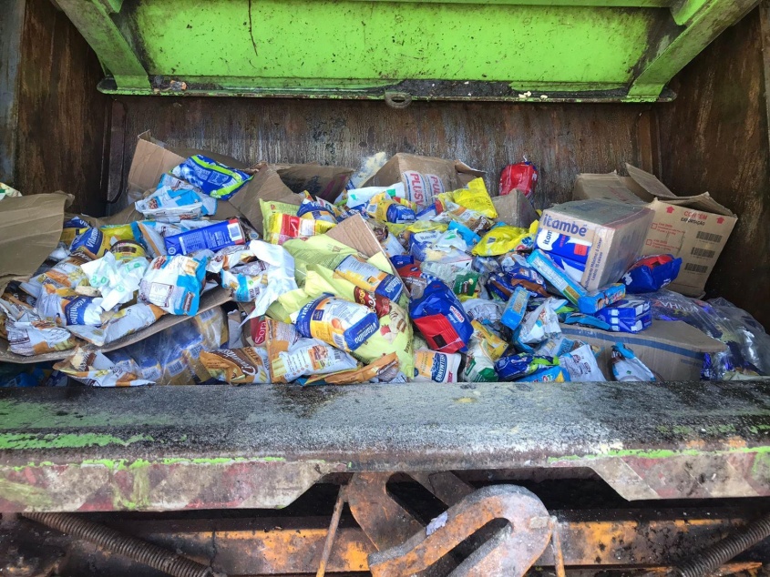 Após as apreensões, os alimentos foram encaminhos ao aterro sanitário da capital. Foto: Visa Maceió