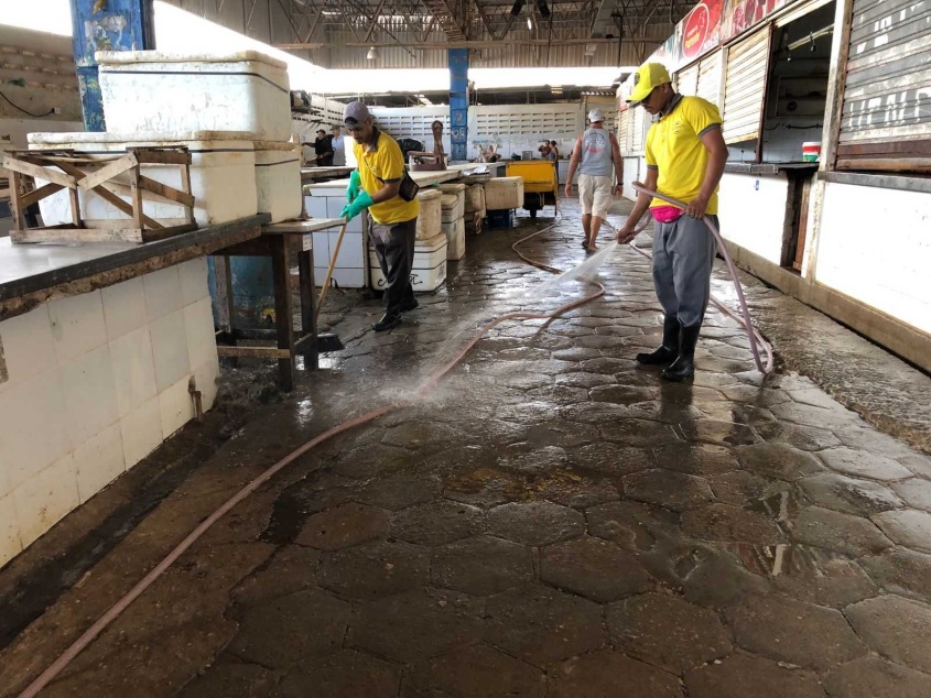 Lavação das alas internas do Mercado da Produção ocorreu na tarde desta terça-feira (05) (Foto: João Ferro/Ascom Semtabes)
