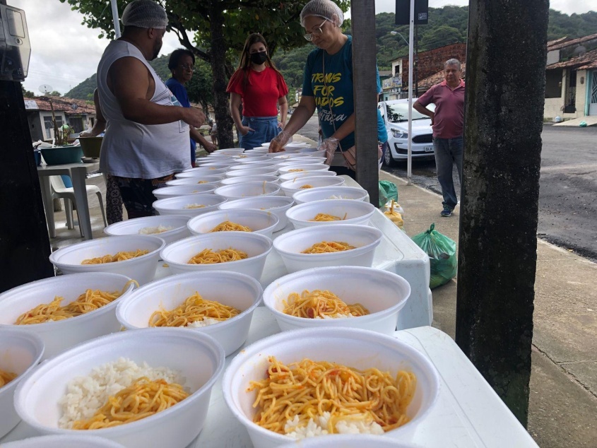 Nesta quarta, alojamento Recreio distribuiu mil almoços para a comunidade de  Fernão Velho (Foto:João Ferro/Ascom Semtabes)