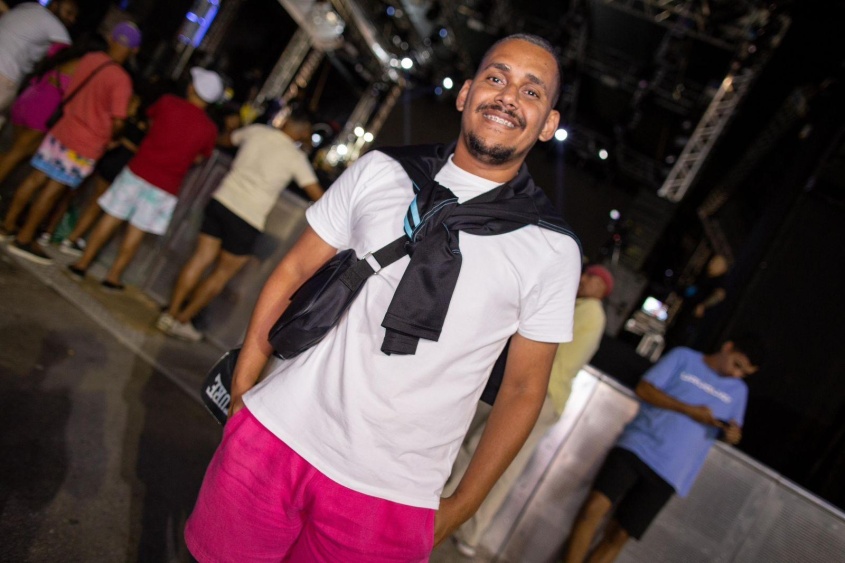 Rafael Alex, que chegou às 16h para assegurar um bom lugar na pista. Foto: Alissom Frazão/Secom Maceió