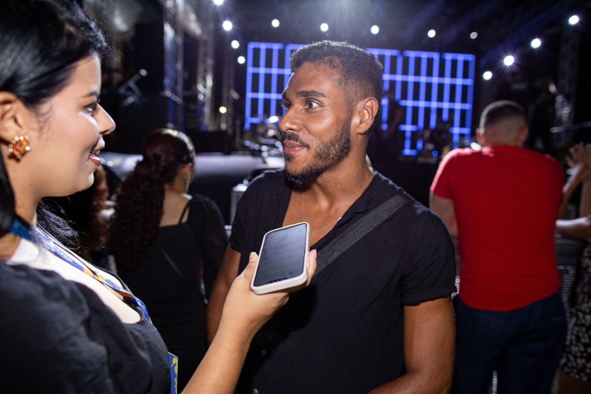 Felipe, que também veio de Aracajú por causa da cantora, elogiou o cenário e a energia de Maceió. Foto: Alissom Frazão