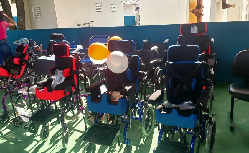 Ao todo, 96 pacientes já receberam cadeiras de roda. Foto: Secom Maceió
