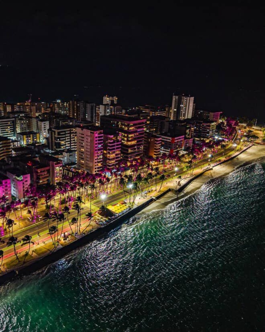 Prédios refletem iluminação rosa chamando mais atenção para a campanha. Foto: Cortesia/Maragogiro