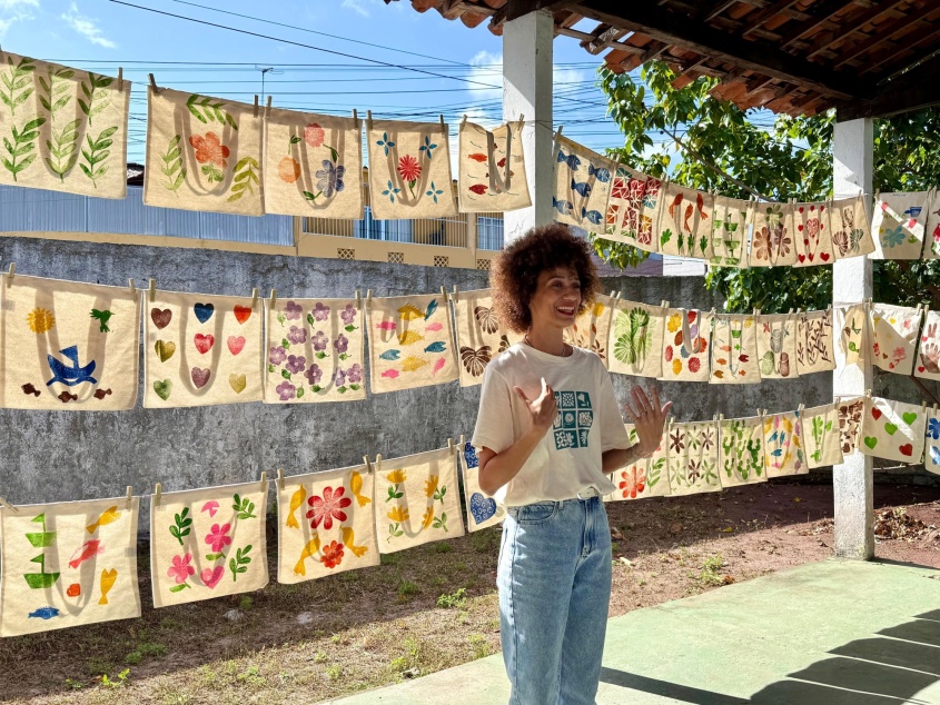 Ao fundo,  bolsas com carimbos confeccionadas por grupo de idosas do Cras. Foto: Ascom Semdes