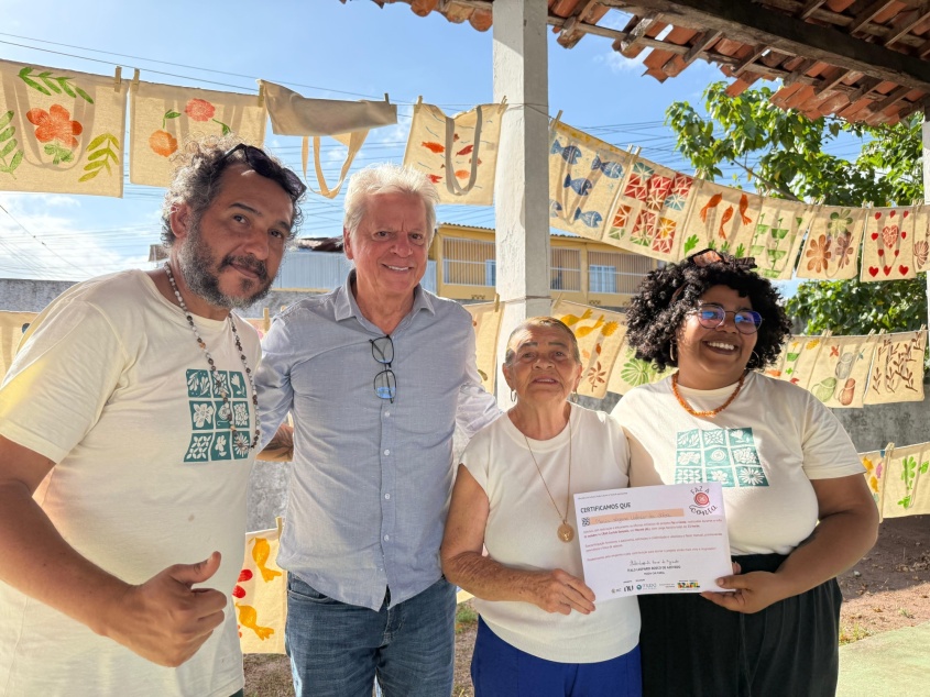 Idosas receberam certificado de conclusão. Foto: Clara Vieira/ Ascom Semdes