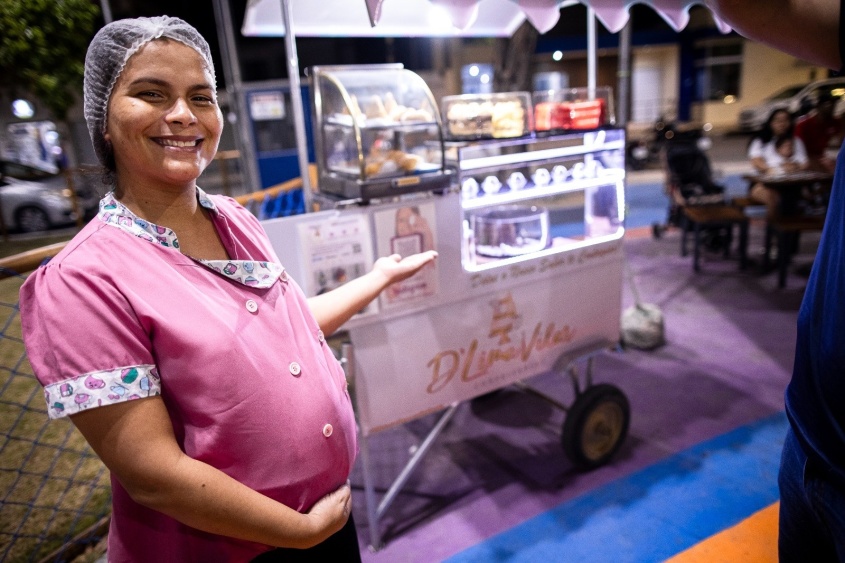 Joana comemorou o aquecimento das vendas após a revitalização da praça. Foto: Alisson Frazão