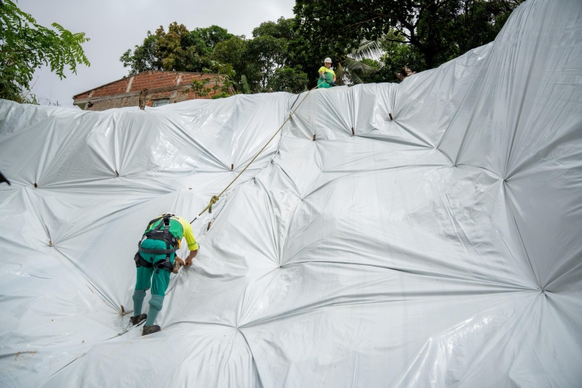 Lonas de material especial protegem áreas suscetíveis a deslizamentos. Foto: Secom Maceió
