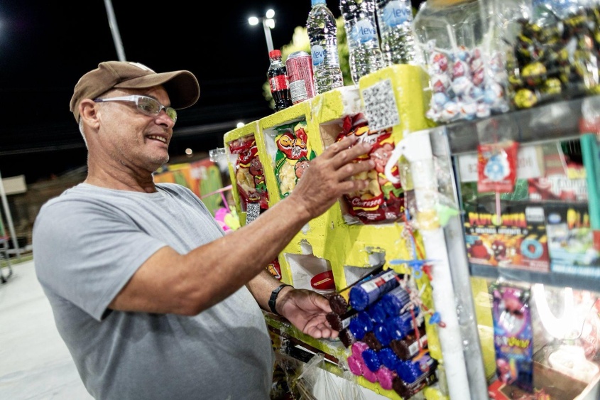 Morador gera renda com venda de doces no parque. Foto: Secom Maceió