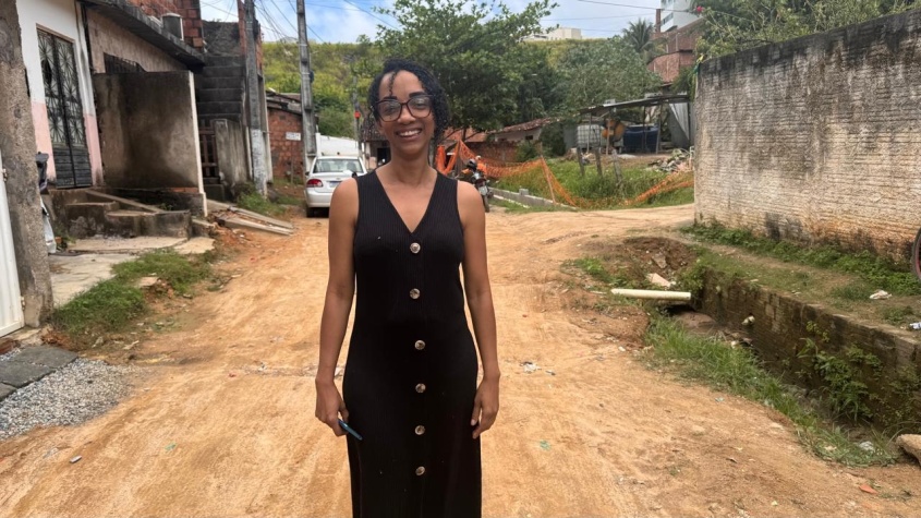 Moradora destaca obras de infraestrutura na comunidade. Foto: Secom Maceió