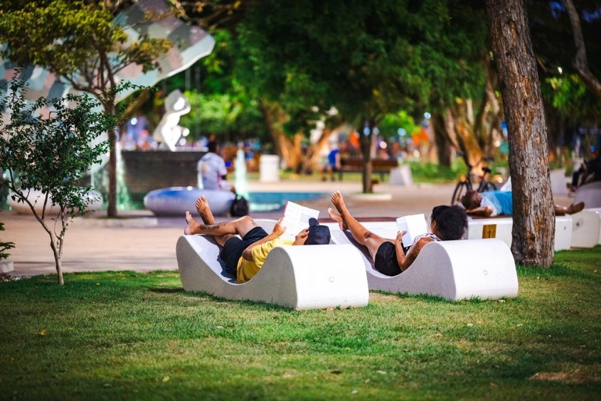 Frequentadores aproveitam a infraestrutura do Parque do Centenário a qualquer hora do dia ou da noite. Foto: Jonathan Lins
