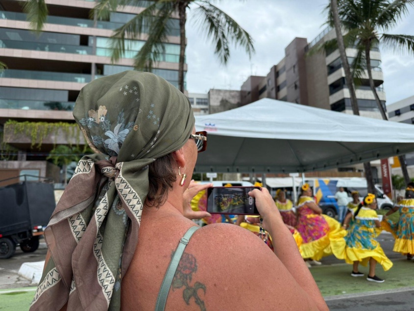 Apresentação do Carimbó Esplendor encantou turistas. Foto: Clara Vieira/ Ascom Semdes