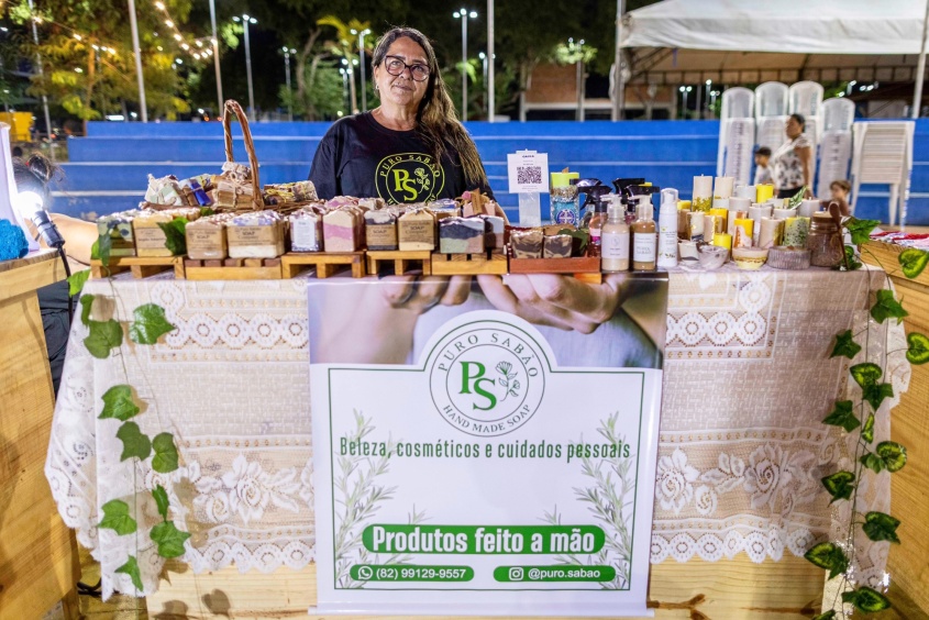 Selma Taveiros produz sabonetes e velas artesanais. Foto: Alisson Frazão/ Secom Maceió