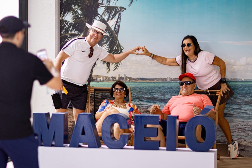 Turistas de Salvador (BA) posam para fotos e ficarem com gravação de Maceió. Foto: Itawi Albuquerque/ Secom Maceió