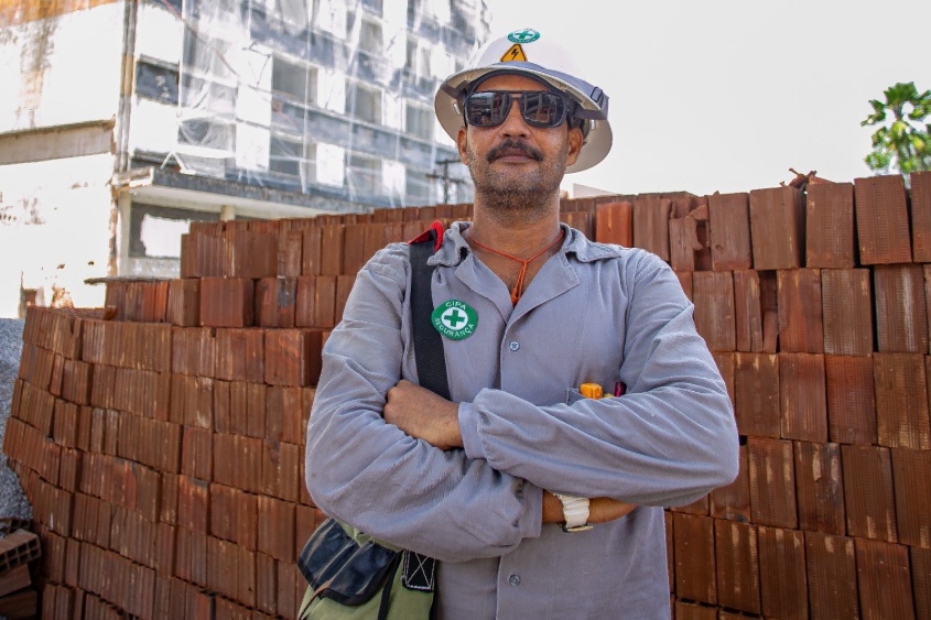 Fernando trabalha na obra do Centro Administrativo. Foto: Secom Maceió