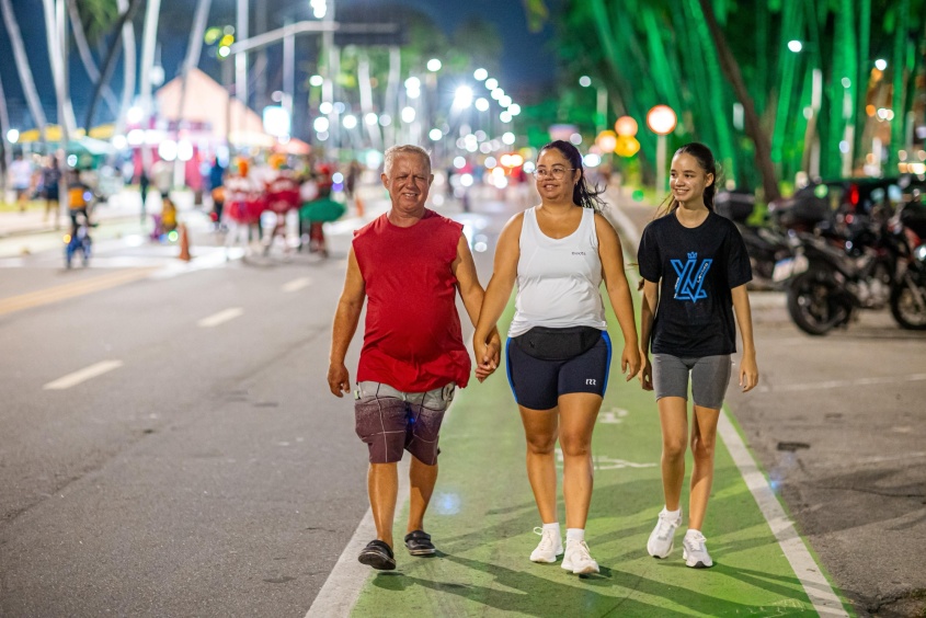 Carole aproveita passeio com a família na Orla Aberta. Foto: Beto Macário/ Secom Maceió