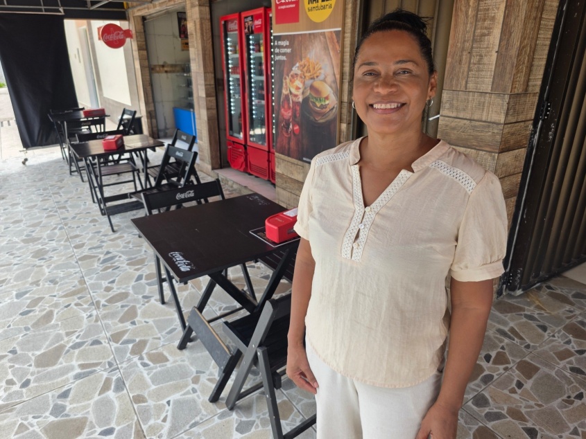 Dona de lanchonete, Edileuza comemora aumento do movimento após as obras no bairro. Foto: Secom Maceió