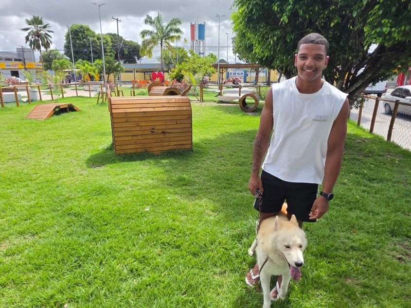 David acompanhou as mudanças e disse que agora tem onde ficar com tranquilidade. Foto: Secom Maceió