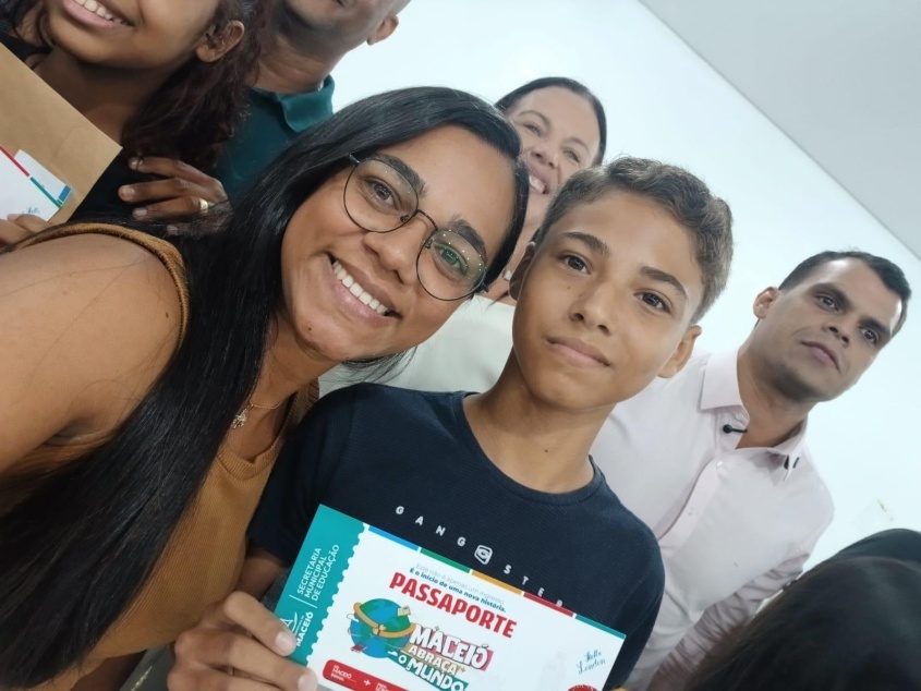 Pedro Miguel, com a mãe, está animado para a experiência na Inglaterra. Foto: Secom Maceió