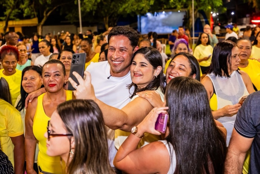 População comemorou com o prefeito Rodrigo Cunha a entrega da praça revitalizada. Foto: Felipe Sostenes