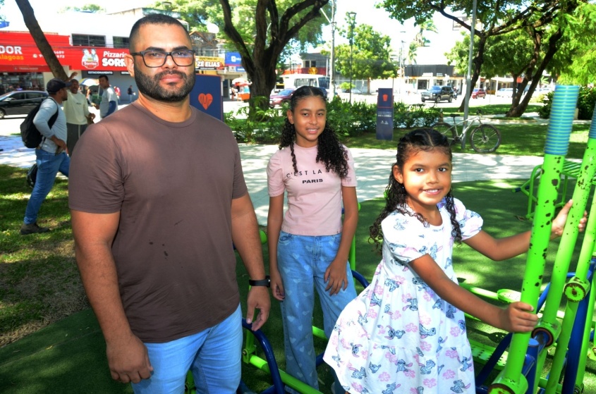 Alexson Douglas diz que experiências no trabalho reforçam valores que passa para as filhas Alexa e Alicia. Foto: Secom Maceió