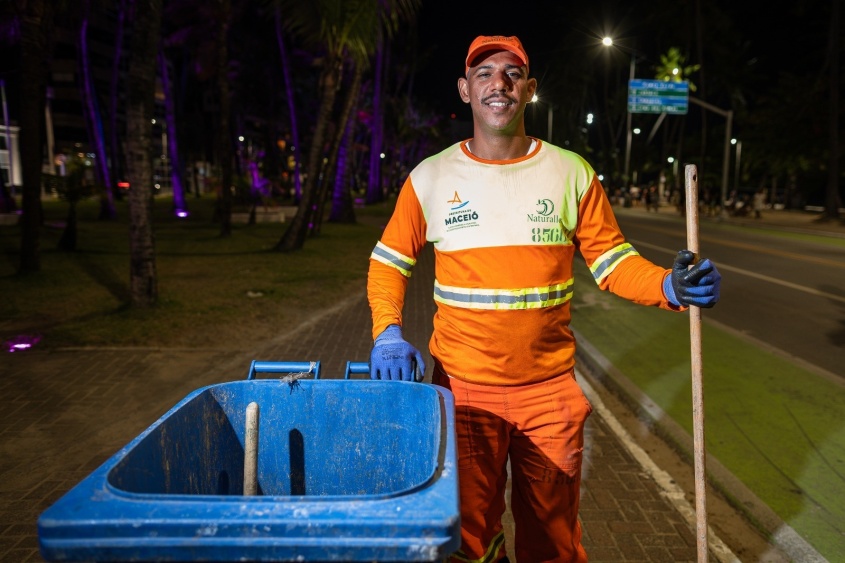“Somos trabalhadores. Também temos família, sonhos e passamos por dificuldades. Mas a gente sai de casa todos os dias para cumprir nossa missão”, relata Luciano da Conceição, agente de limpeza urbana. Foto: Alisson Frazão/Secom Maceió